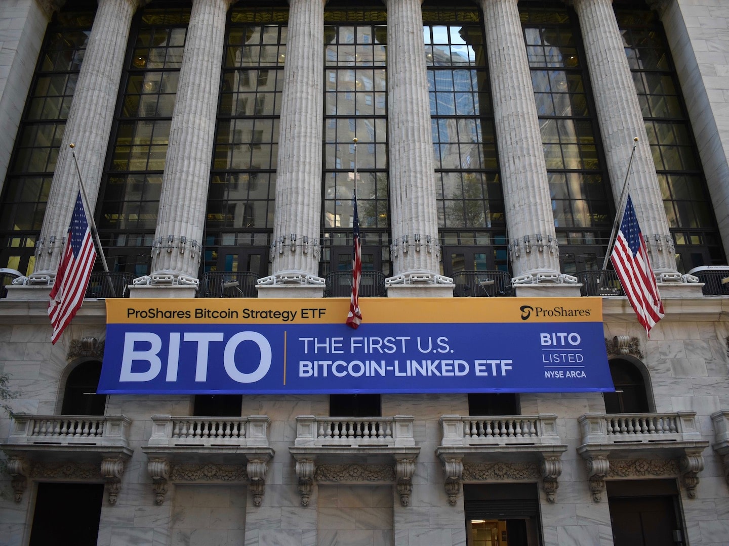 De New York Stock Exchange op dinsdag als de ProShares Bitcoin Strategy ETF (ticker $BITO) begonnen met de handel. (Cheyenne Ligon)