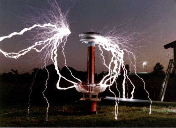 Transformateur Tesla. Image d'Antivolt via wikipedia. Licence : Creative Commons