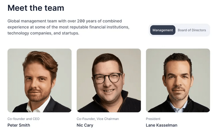 Górny rząd członków zarządu Blockchain.com, z jego strony internetowej na dzień 16 lutego 2023 roku.