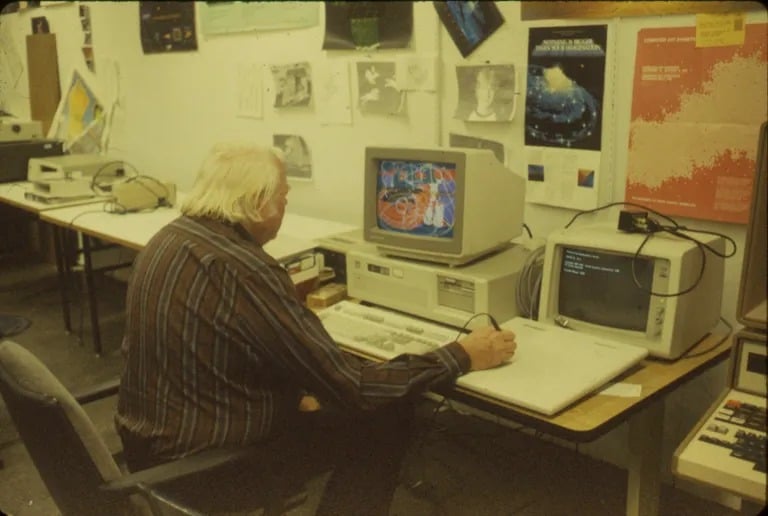 Una foto di Lee Mullican mentre crea i primi lavori di arte digitale. Immagine: Feral File/Estate di Lee Mullican
