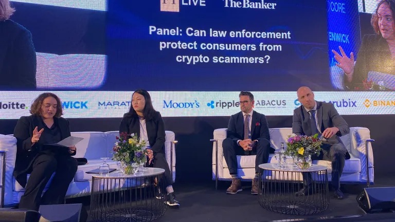 (слева направо) Стефания Пальма, Юн Янг Чой, Эйдан Ларкин и Фил Макинерни выступают на саммите FT Crypto and Digital Assets Summit.