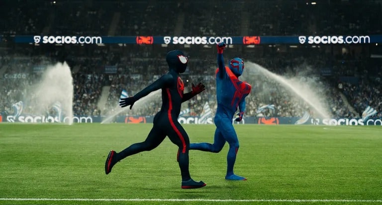 Deux versions de Spider-Man sprintent sur le terrain de la Reale Arena. Image : Socios
