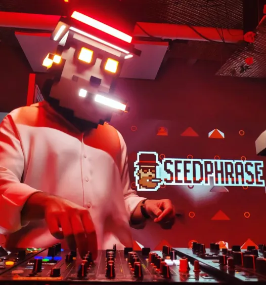 Uma fotografia de Seedphrase durante um DJ set. Imagem: Seedphrase