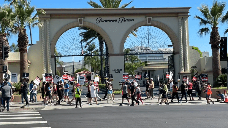 Membros do SAG-AFTRA juntam-se aos membros do WGA nos piquetes de greve à porta dos estúdios de Hollywood.