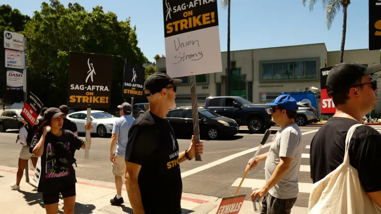 Os membros do SAG-AFTRA juntam-se aos membros do WGA nos piquetes de greve à porta dos estúdios de Hollywood.