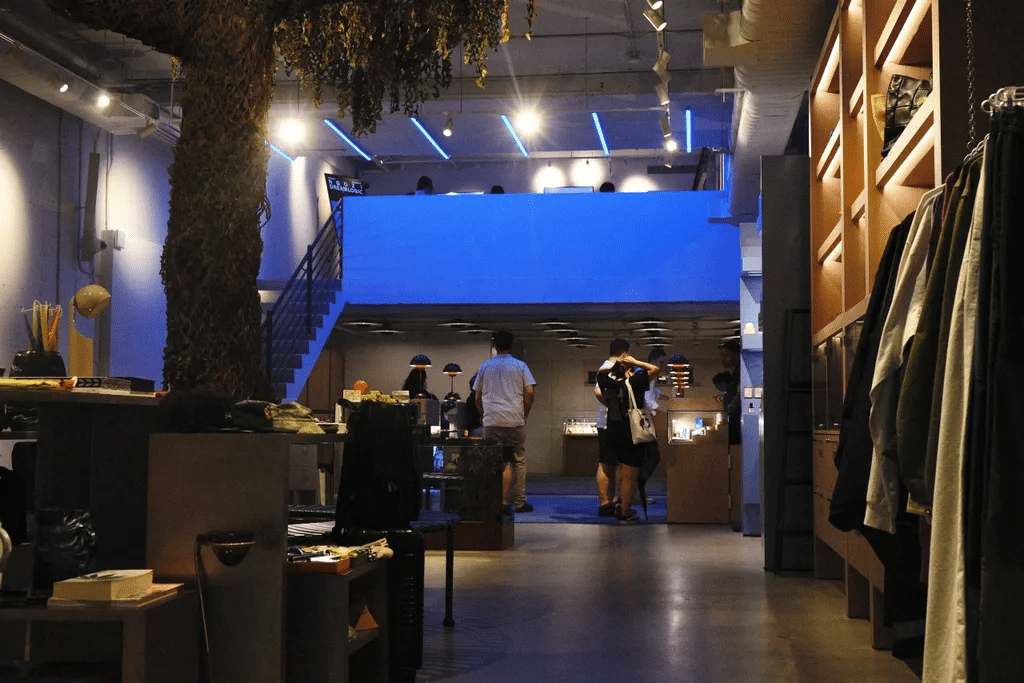 De tussenverdieping bij Gotham met NFT's was gehuld in blauw licht.