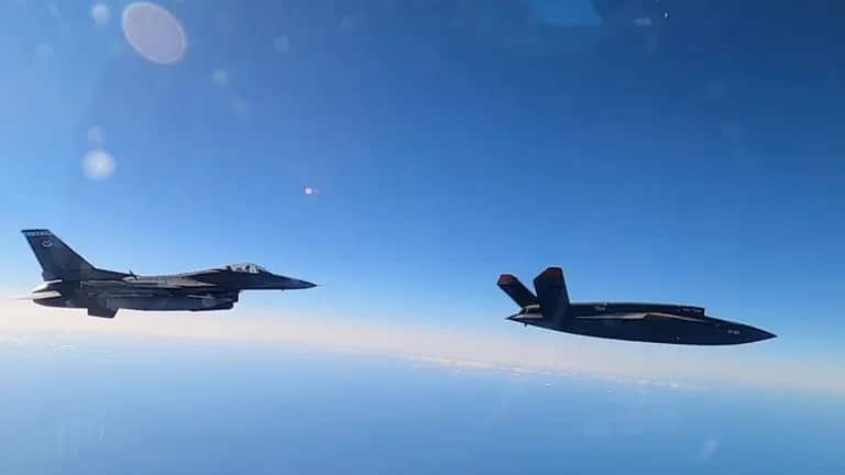 Afbeelding: XQ-58A en F-16 samen tijdens vlucht/Kratos Defense